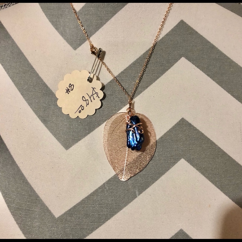 Leaf/ stone necklace new